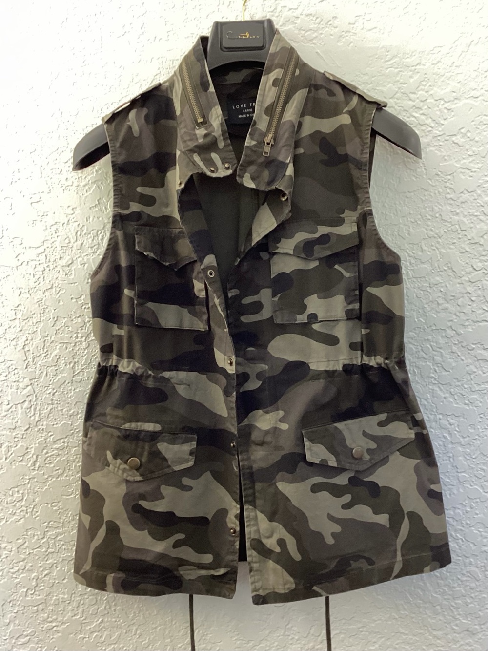 Love Tree Women's Sleeveless Camo Utility Vest in Olive & Dark Green